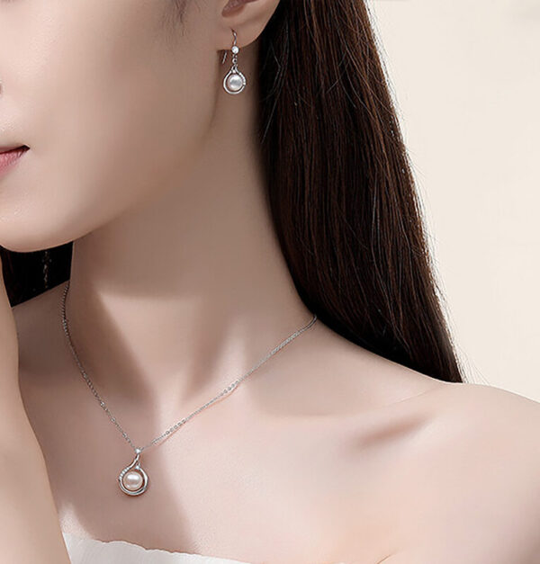 Aphrodite Necklace And Earrings Gift Set